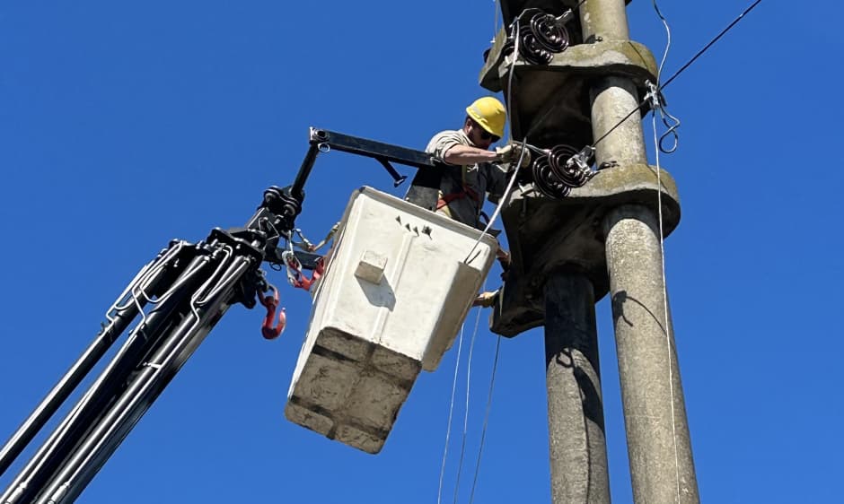 Mantenimiento en la red eléctrica: trabajos coordinados entre TRANSBA y la Cooperativa Eléctrica de Bolívar