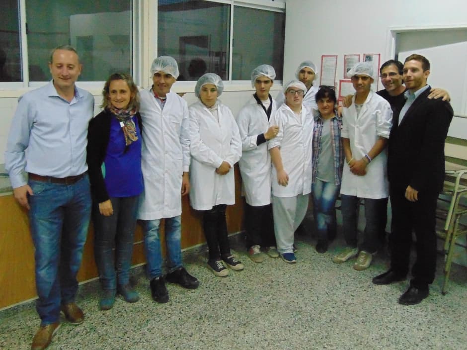 Matias Papaleo Vicepresidente del Consejo de Administración junto a docentes asesores, alumnos de la Cooperativa Manos a la Obra y Javier Rodriguez Presidente del Consejo de Administración de la Cooperativa Eléctrica
